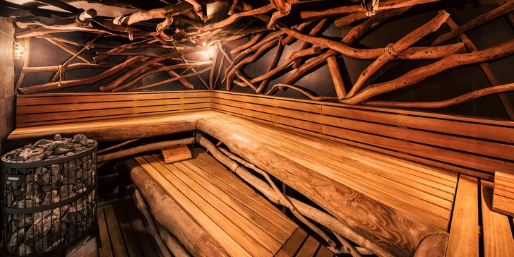 Neomezený relax pro dva v saunách, bazénu a 45 min. v privátní vířivce
