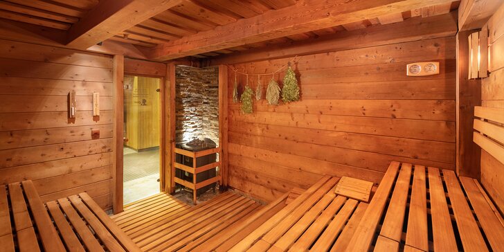 Neomezený relax pro dva v saunách, bazénu a 45 min. v privátní vířivce