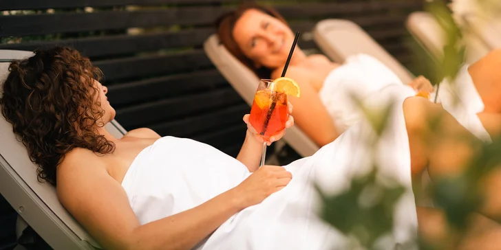 Neomezený relax pro dva v saunách, bazénu a 45 min. v privátní vířivce