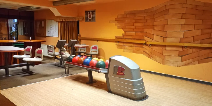 Zábava i bezva bašta: bowling až pro 8 osob, mini řízečky, žebra či pizza