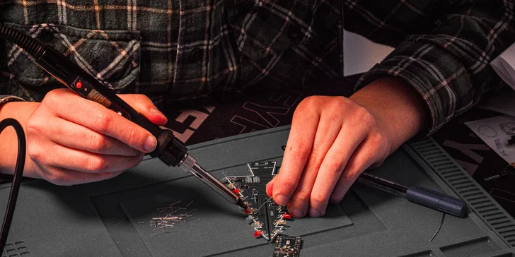 Pájecí workshop pro jednoho i dva šikuly: výroba LED stromku nebo Bluetooth repráčeku
