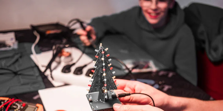 Pájecí workshop pro jednoho i dva šikuly: výroba LED stromku nebo Bluetooth repráčeku
