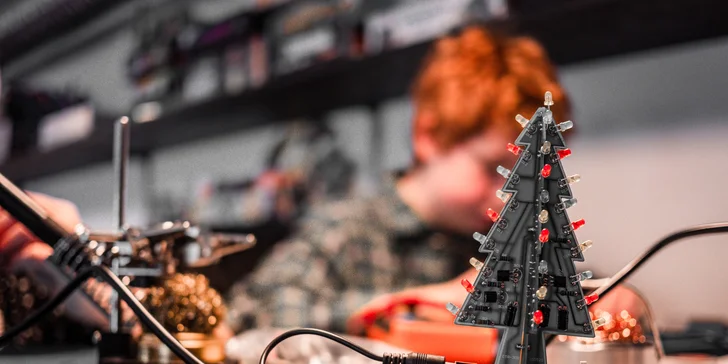 Pájecí workshop pro jednoho i dva šikuly: výroba LED stromku nebo Bluetooth repráčeku