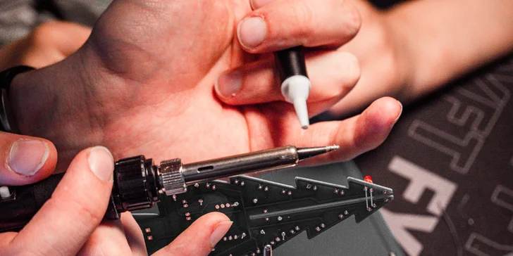 Pájecí workshop pro jednoho i dva šikuly: výroba LED stromku nebo Bluetooth repráčeku