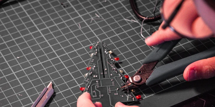 Pájecí workshop pro jednoho i dva šikuly: výroba LED stromku nebo Bluetooth repráčeku