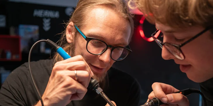 Pájecí workshop pro jednoho i dva šikuly: výroba LED stromku nebo Bluetooth repráčeku
