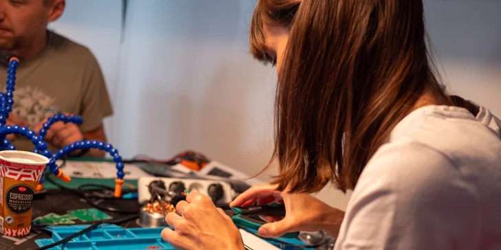 Pájecí workshop pro jednoho i dva šikuly: výroba LED stromku nebo Bluetooth repráčeku