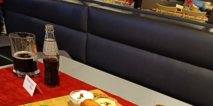 800 g vepřových a kuřecích řízků s dipem a chlebem i hodina bowlingu