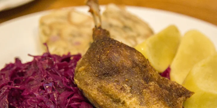 Svatomartinské menu: dozlatova pečené stehno, červené zelí, paštička, kaldoun i perník