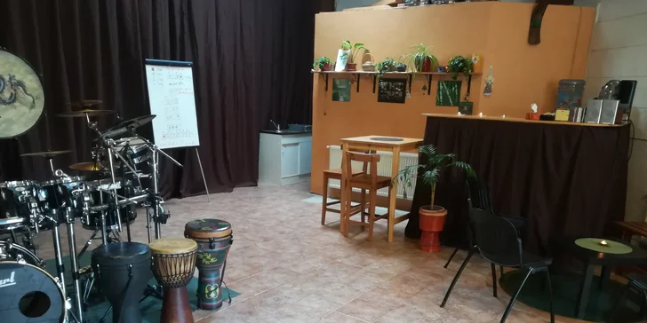Lekce kreativního bubnování na africké bubny djembe i další nástroje: 2 nebo 4 lekce