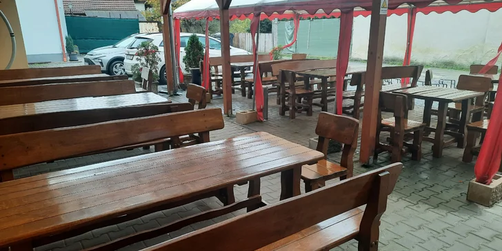 Prkno masa z trouby a grilu: křídla, žebra, panenka a přílohy