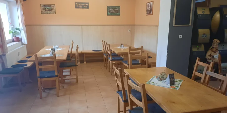 Prkno masa z trouby a grilu: křídla, žebra, panenka a přílohy