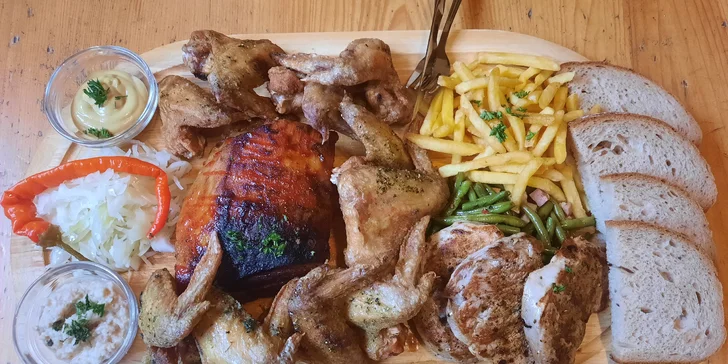 Prkno masa z trouby a grilu: křídla, žebra, panenka a přílohy