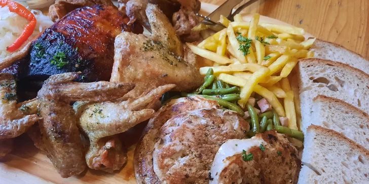 Prkno masa z trouby a grilu: křídla, žebra, panenka a přílohy