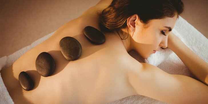 Hodinový relax: masáž lávovými kameny a ruční masáž zad a šíje