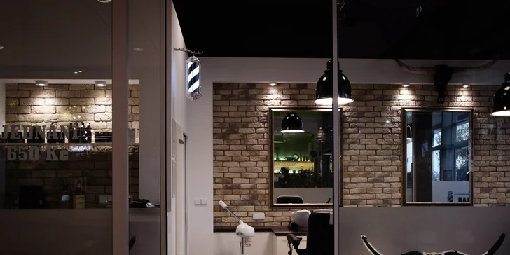 Kompletní péče: Barber střih vč. úpravy kontur a vousů k tomu káva a něco ostřejšího