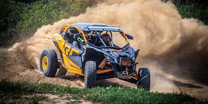 Jízda v dakarské buggy Can-Am Maverick na terénní trati: spolujezdec či řidič