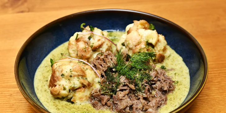 Pětichodové degustační menu u náplavky: kozí sýr, tatarský biftek, roastbeef i trhaná vepřová líčka