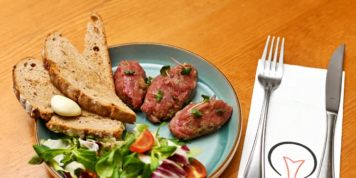 Pětichodové degustační menu u náplavky: kozí sýr, tatarský biftek, roastbeef i trhaná vepřová líčka