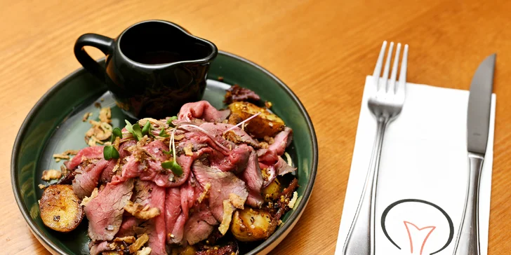 Pětichodové degustační menu u náplavky: kozí sýr, tatarský biftek, roastbeef i trhaná vepřová líčka