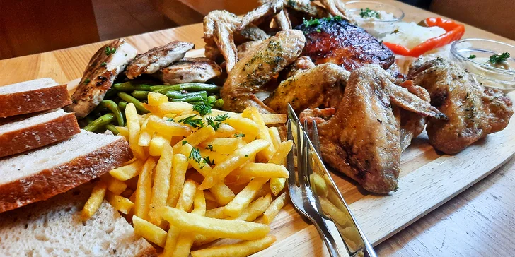 Prkno masa z trouby a grilu: křídla, žebra, panenka a přílohy