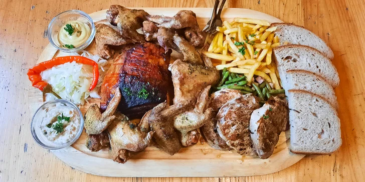 Prkno masa z trouby a grilu: křídla, žebra, panenka a přílohy