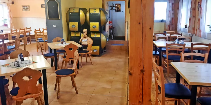Prkno masa z trouby a grilu: křídla, žebra, panenka a přílohy