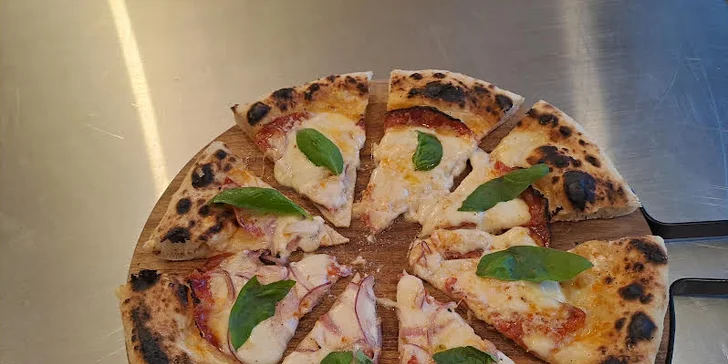 Jedna či dvě pizzy dle výběru: salámová, tuňáková nebo třeba quattro formaggi