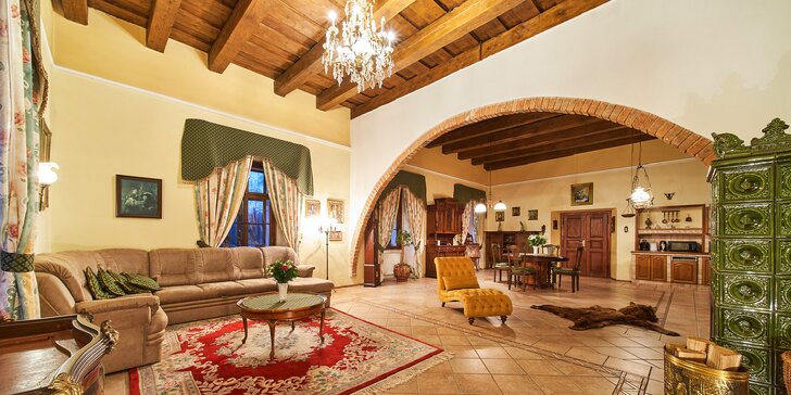 Pobyt ve zrekonstruovaném zámku Lešany se snídaní, v nabídce i apartmán s wellness