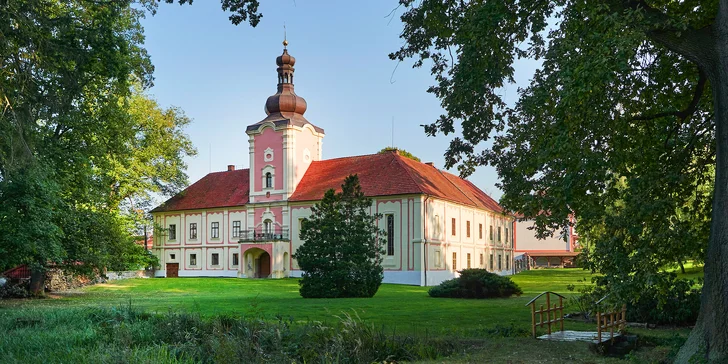 Pobyt ve zrekonstruovaném zámku Lešany se snídaní, v nabídce i apartmán s wellness