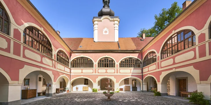 Pobyt ve zrekonstruovaném zámku Lešany se snídaní, v nabídce i apartmán s wellness