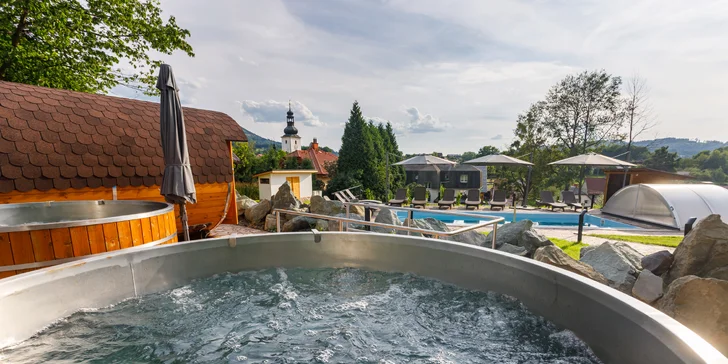 Ve všední dny za relaxací: 2 hodiny ve venkovním wellness i 3chodové menu pro 2 osoby