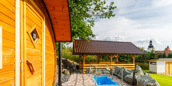 Ve všední dny za relaxací: 2 hodiny ve venkovním wellness i 3chodové menu pro 2 osoby