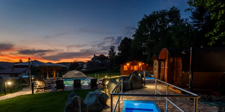 Ve všední dny za relaxací: 2 hodiny ve venkovním wellness i 3chodové menu pro 2 osoby