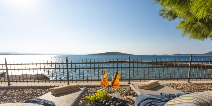 Dovolená v hotelu přímo na pobřeží, jen 16 km od Šibeniku: first minute, plná penze, bazén, až 2 děti zdarma