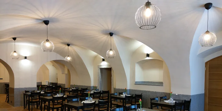 Romantika v centru Telče: hotel u zámeckého parku, polopenze i víno