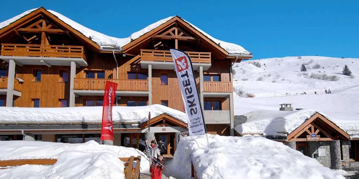 Lyžování ve francouzských Alpách: doprava tam i zpět, skipas v ceně a možnost wellness