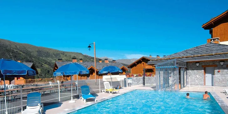 Lyžování ve francouzských Alpách: doprava tam i zpět, skipas v ceně a možnost wellness