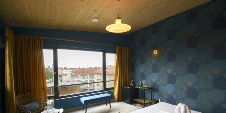 2 hodiny v privátním střešním wellness pro 2 osoby: vířivka s výhledem, sauna i lahev sektu