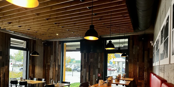 Masové prkno a degustace piv pro 2 osoby: burger, hovězí steak, křídla, hranolky i coleslaw