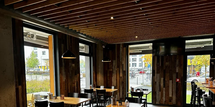 Masové prkno a degustace piv pro 2 osoby: burger, hovězí steak, křídla, hranolky i coleslaw