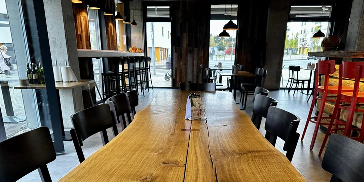 Masové prkno a degustace piv pro 2 osoby: burger, hovězí steak, křídla, hranolky i coleslaw