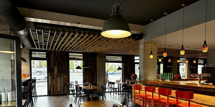 Masové prkno a degustace piv pro 2 osoby: burger, hovězí steak, křídla, hranolky i coleslaw