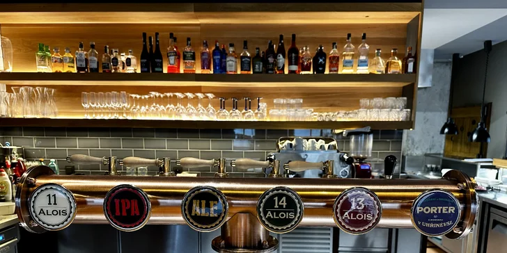 Masové prkno a degustace piv pro 2 osoby: burger, hovězí steak, křídla, hranolky i coleslaw