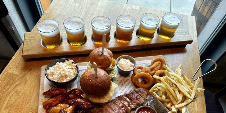 Masové prkno a degustace piv pro 2 osoby: burger, hovězí steak, křídla, hranolky i coleslaw