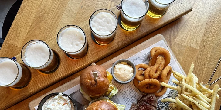 Masové prkno a degustace piv pro 2 osoby: burger, hovězí steak, křídla, hranolky i coleslaw