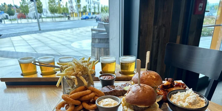 Masové prkno a degustace piv pro 2 osoby: burger, hovězí steak, křídla, hranolky i coleslaw