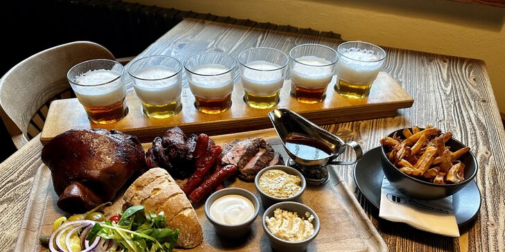 Masové prkno a degustace místních piv: koleno, křídla i steak s chlebem, hranolky a dipy