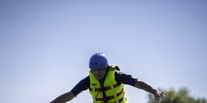 Vznášejte se nad vodou jako superhrdinové: let na flyboardu pro 1 i 2 osoby