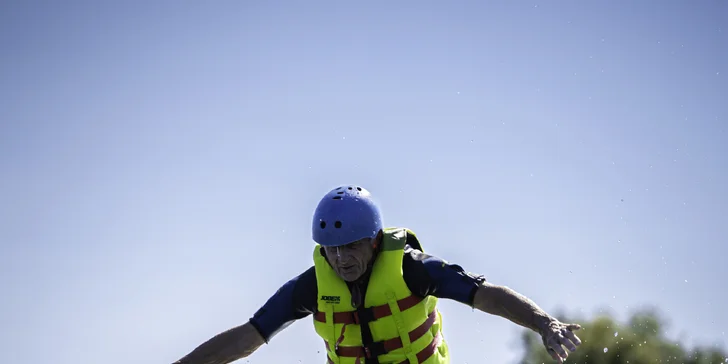 Vznášejte se nad vodou jako superhrdinové: let na flyboardu pro 1 i 2 osoby